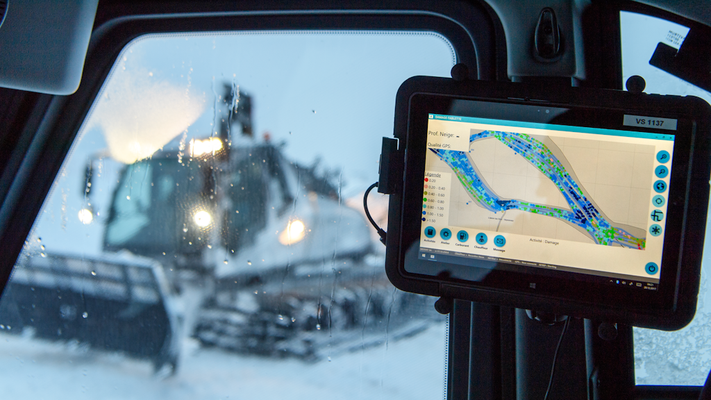 Navigationsgerät im Cockpit eines Pistenfahrzeugs